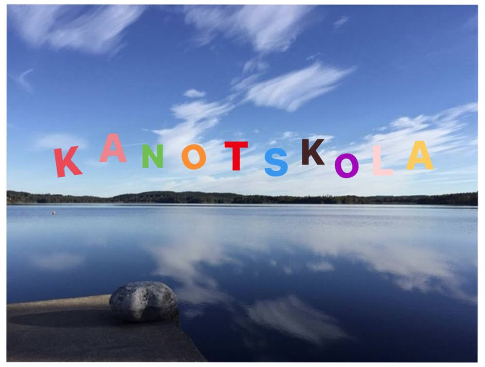 stilla sjö med ordet kanotskola skrivet i glada färger